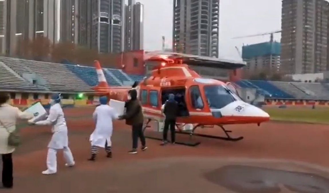 2月1日，有民众通过直升飞机空降武汉，绕过红会，直接将物资捐给医院。（视频截图）.jpg