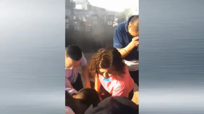 徐水警察噴射辣椒水，發煙霧彈，毆打工人和村民.png