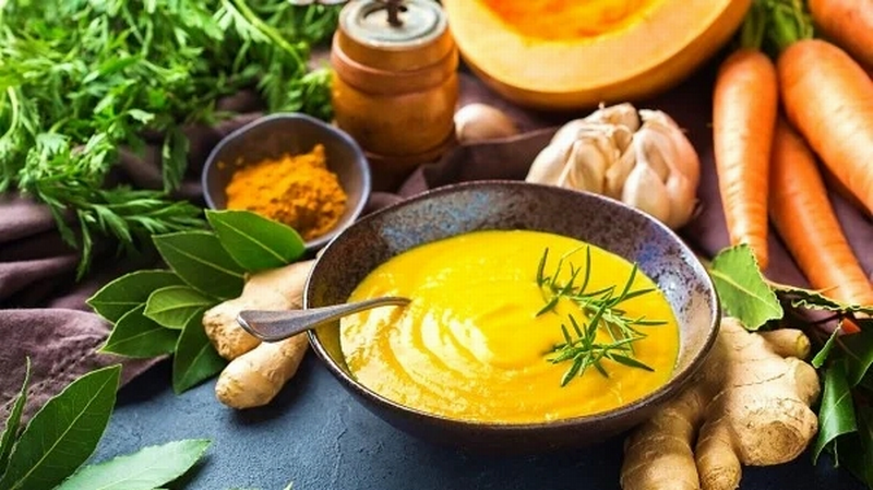南瓜汤、胡萝卜等食物均含有维生素A。.png