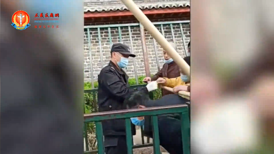 国家信访局外面被保安卡上一根大木棍,访民查验身份证后须蹲下钻过去像“狗洞”一样才能进入信访局大院。.png 国家信访局外面被保安卡上一根大木棍,访民查验身份证后须蹲下钻过去像“狗洞”一样才能进入信访局大院。.png