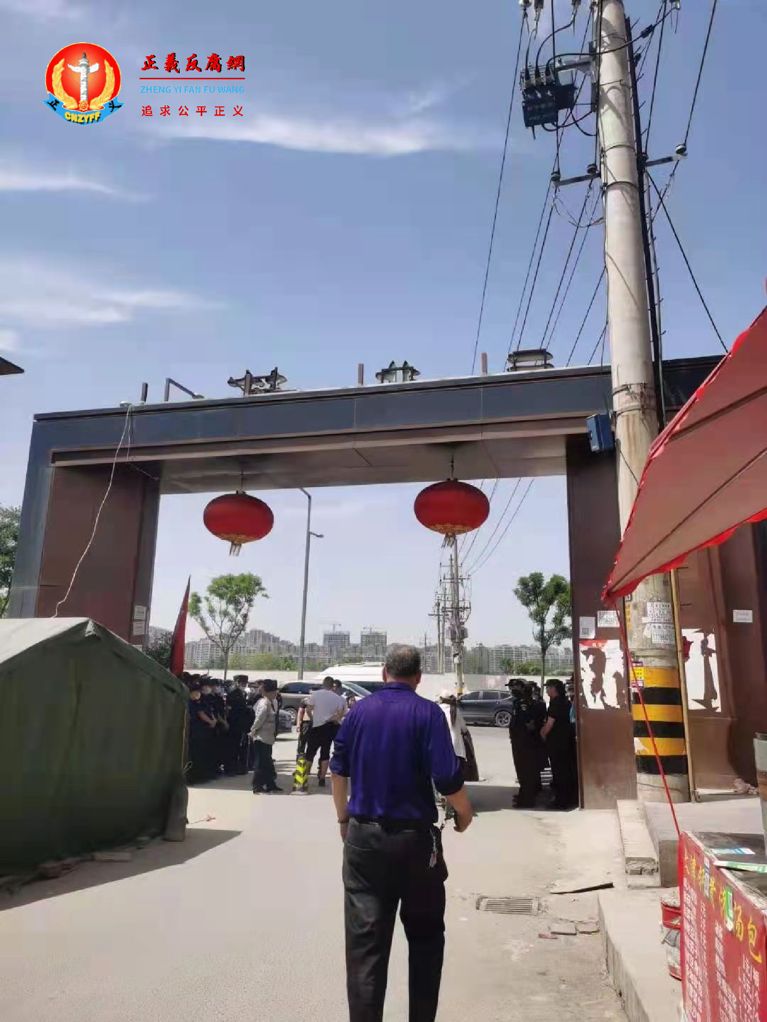 西安最大一个城中村——三兆村面临强拆。当地政府调动数千名黑保安进村逼迁,阻拦村民不让他们进村。.png 西安最大一个城中村——三兆村面临强拆。当地政府调动数千名黑保安进村逼迁,阻拦村民不让他们进村。.png