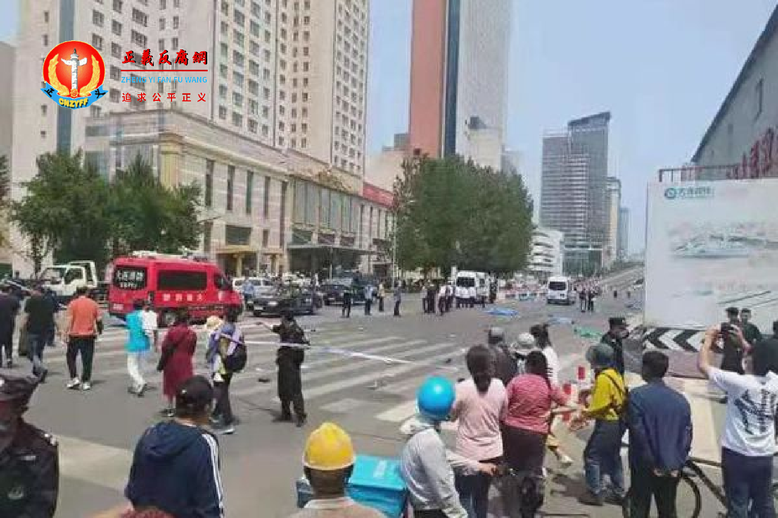 2021年5月22日,辽宁大连市劳动公园附近发生驾车撞人事件。一辆疾驰的黑色宝马轿车冲上斑马线,撞向人群,造成多人死伤。图为事故现场。.png 2021年5月22日,辽宁大连市劳动公园附近发生驾车撞人事件。一辆疾驰的黑色宝马轿车冲上斑马线,撞向人群,造成多人死伤。图为事故现场。.png