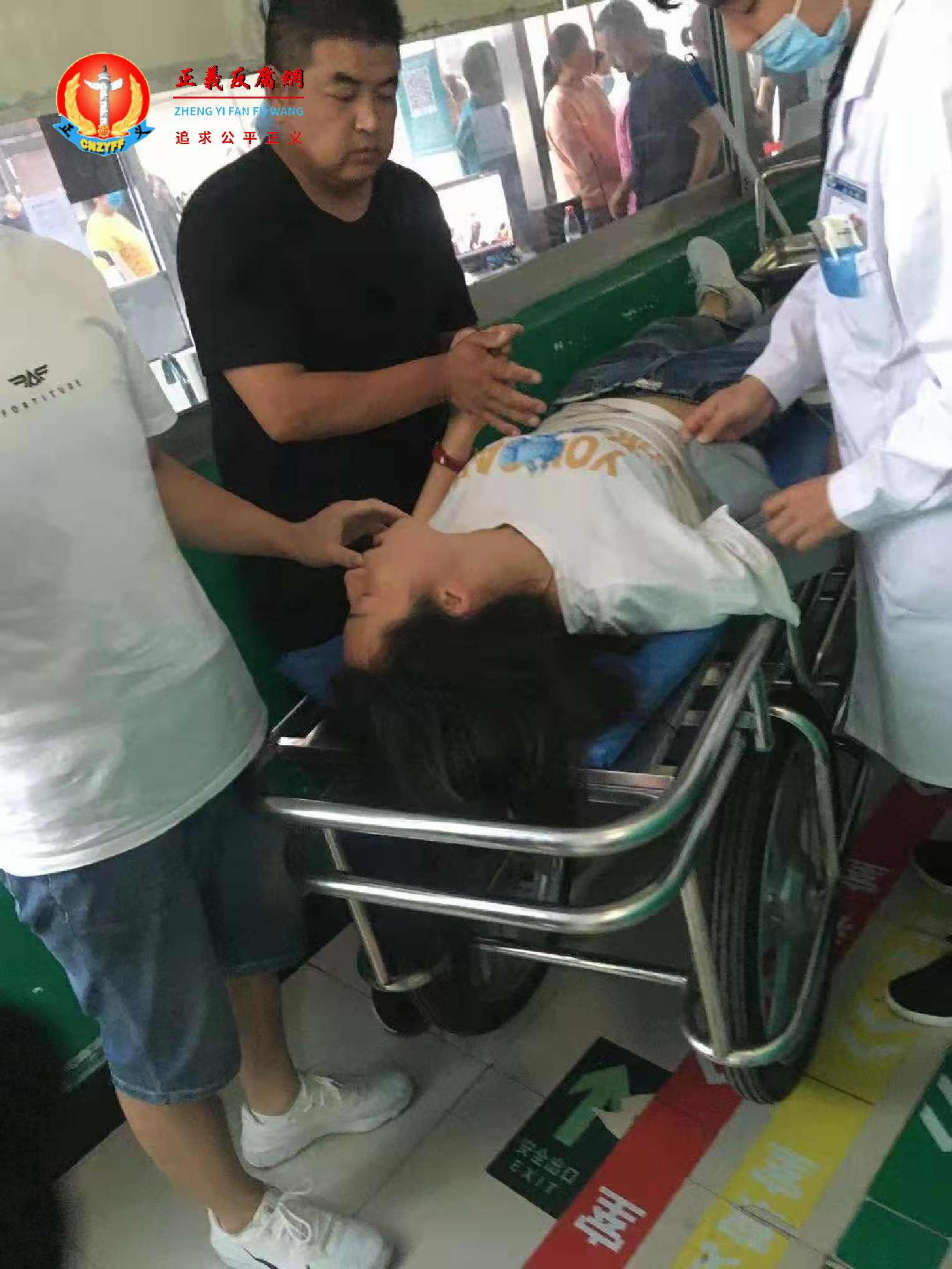 家长悲痛欲绝,哭晕在抗议现场。.png 家长悲痛欲绝,哭晕在抗议现场。.png