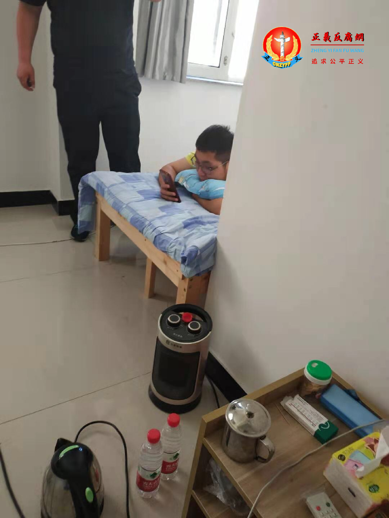 在隔离区房间内看守的人员。.png 在隔离区房间内看守的人员。.png