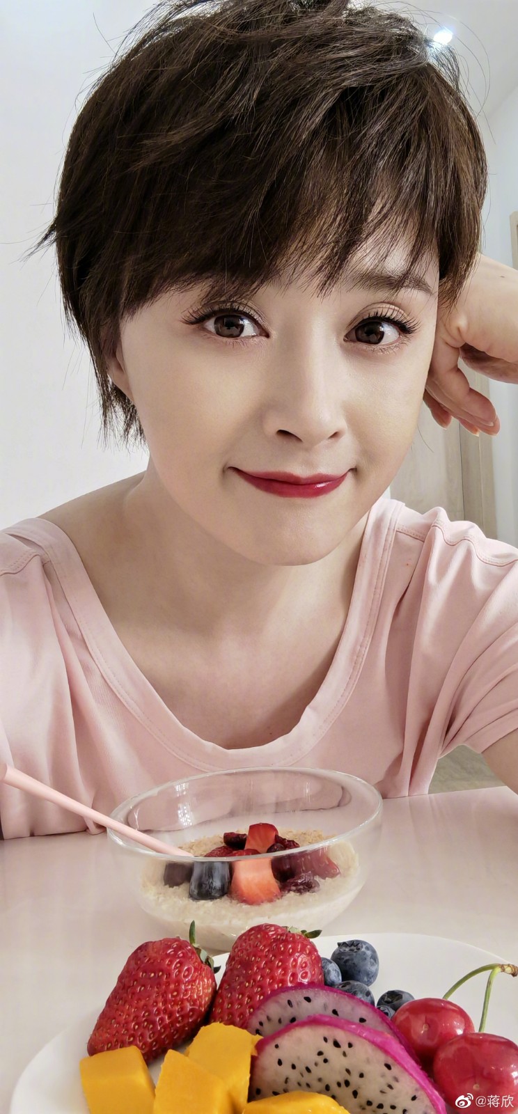 #蒋欣生图##欣时光#好好吃饭,才能美美哒.jpg #蒋欣生图##欣时光#好好吃饭,才能美美哒.jpg