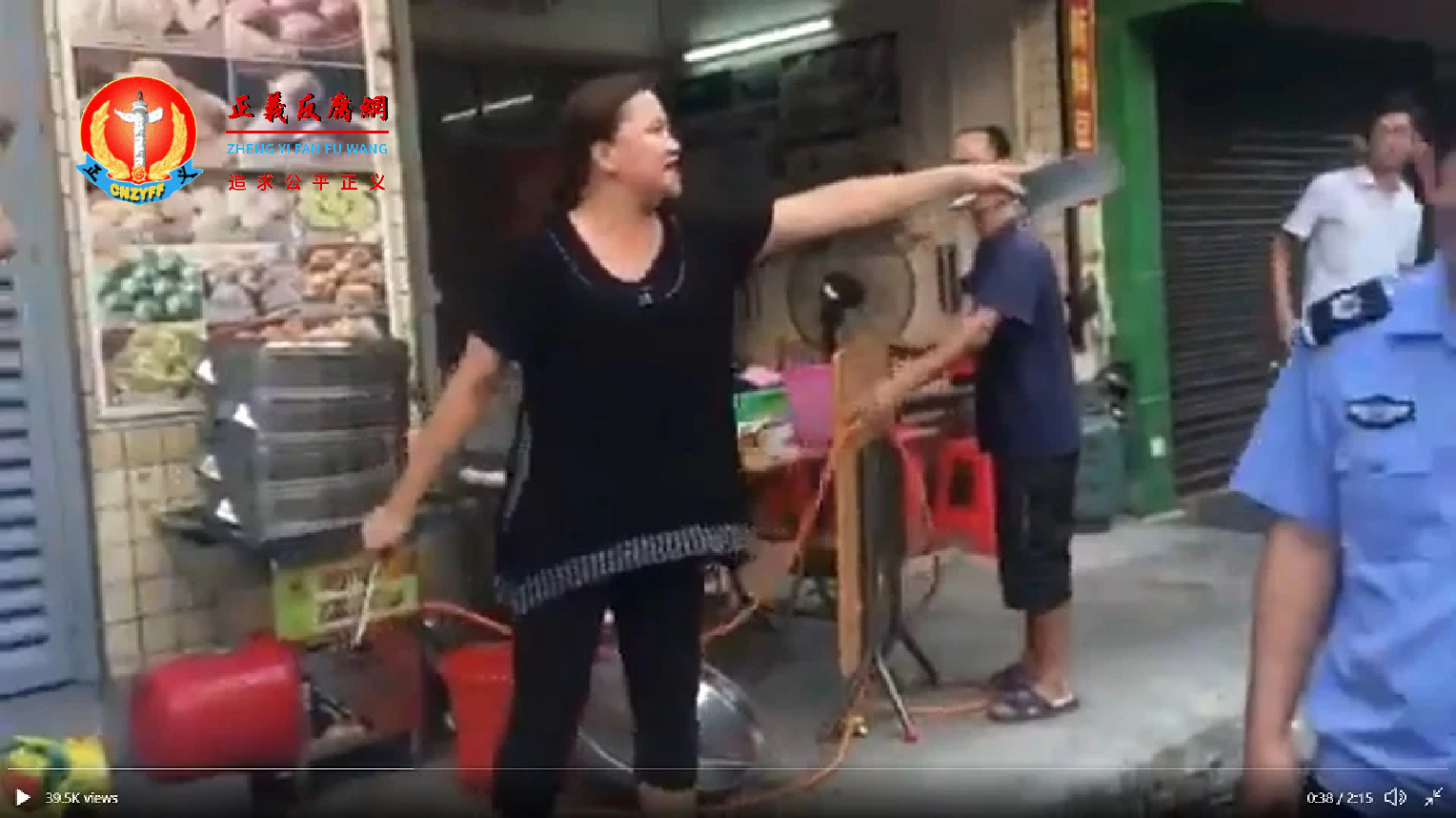 广东女店主手提着两把菜刀与十几个城管对峙.png 广东女店主手提着两把菜刀与十几个城管对峙.png