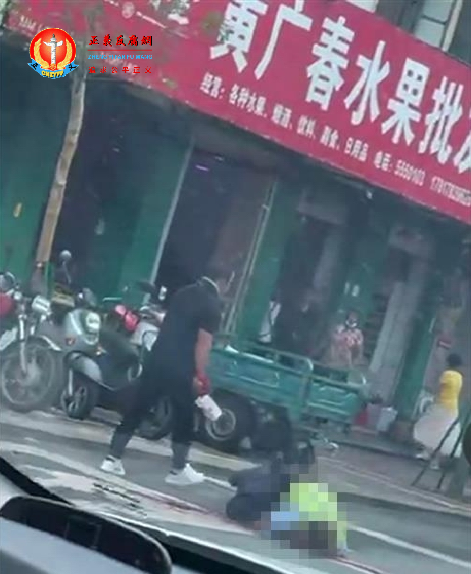8月11日上午，广东茂名市电白区麻岗镇一男子持刀砍交警。.png