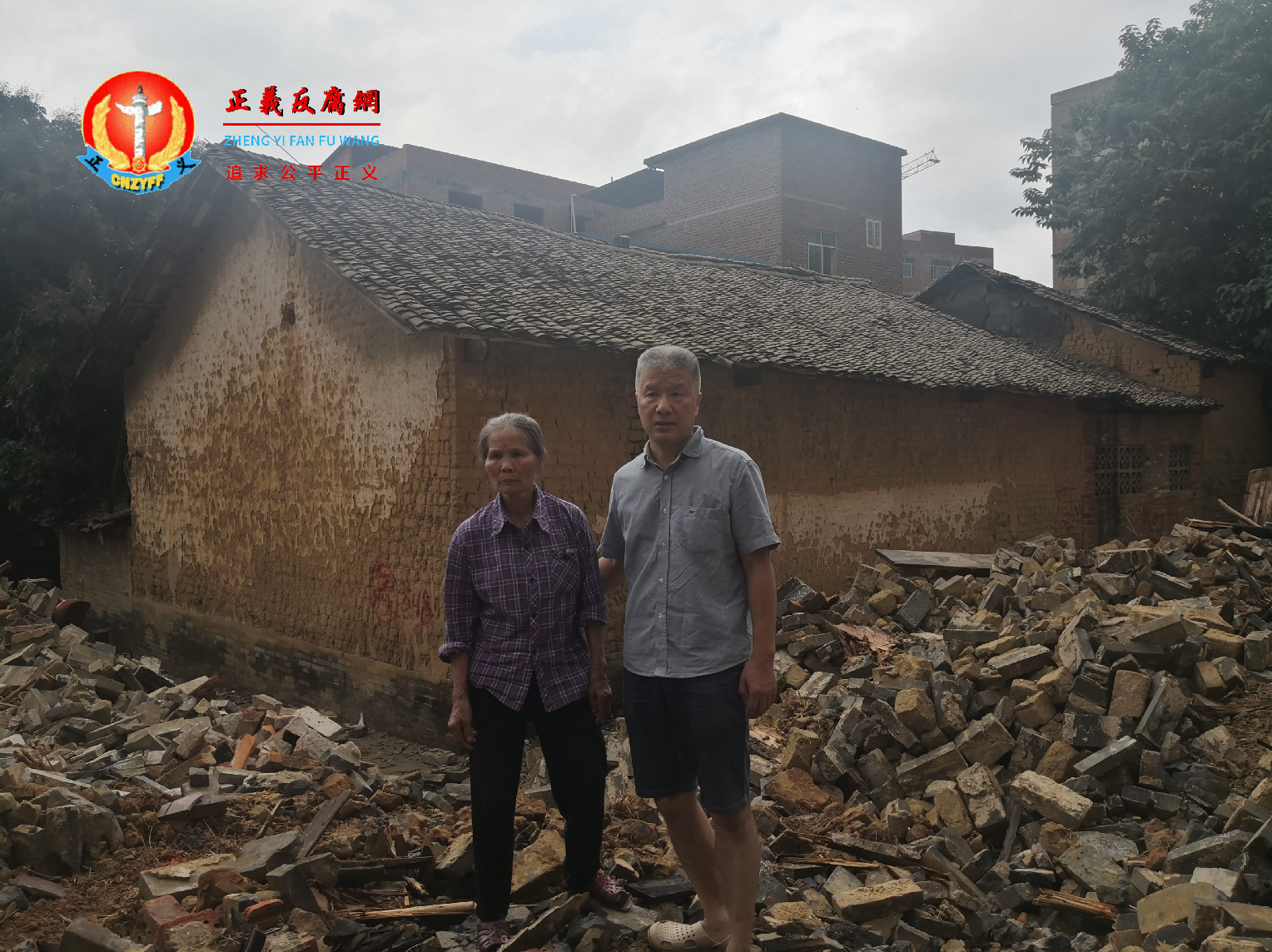 屋主韦精华和73岁姑姑等四人一直居住在祖传的百年老屋，去年遭到当地政府强拆.png