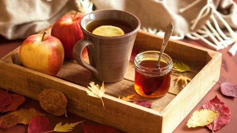 茶和苹果，日本一项调查结果，有饮茶习惯的女性癌发时间比不饮茶者晚约7年，男性延迟时间为3.2年。（图片来源：中国正义反腐网).png