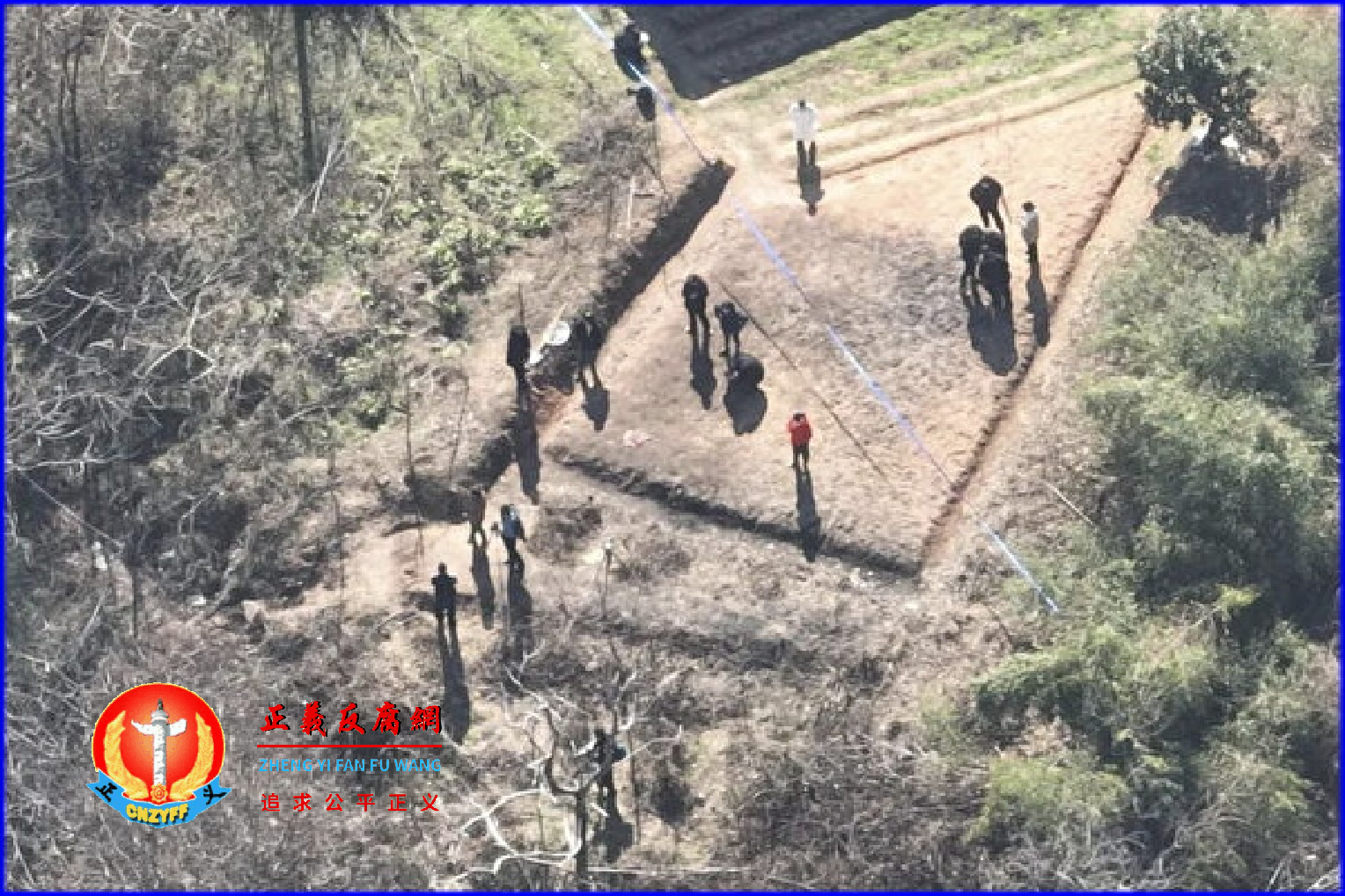 胡鑫宇的遗体在距离致远中学不远处一粮库被发现后，事发现场被围起警戒线，有疑似法医和警察在勘察现场。.png