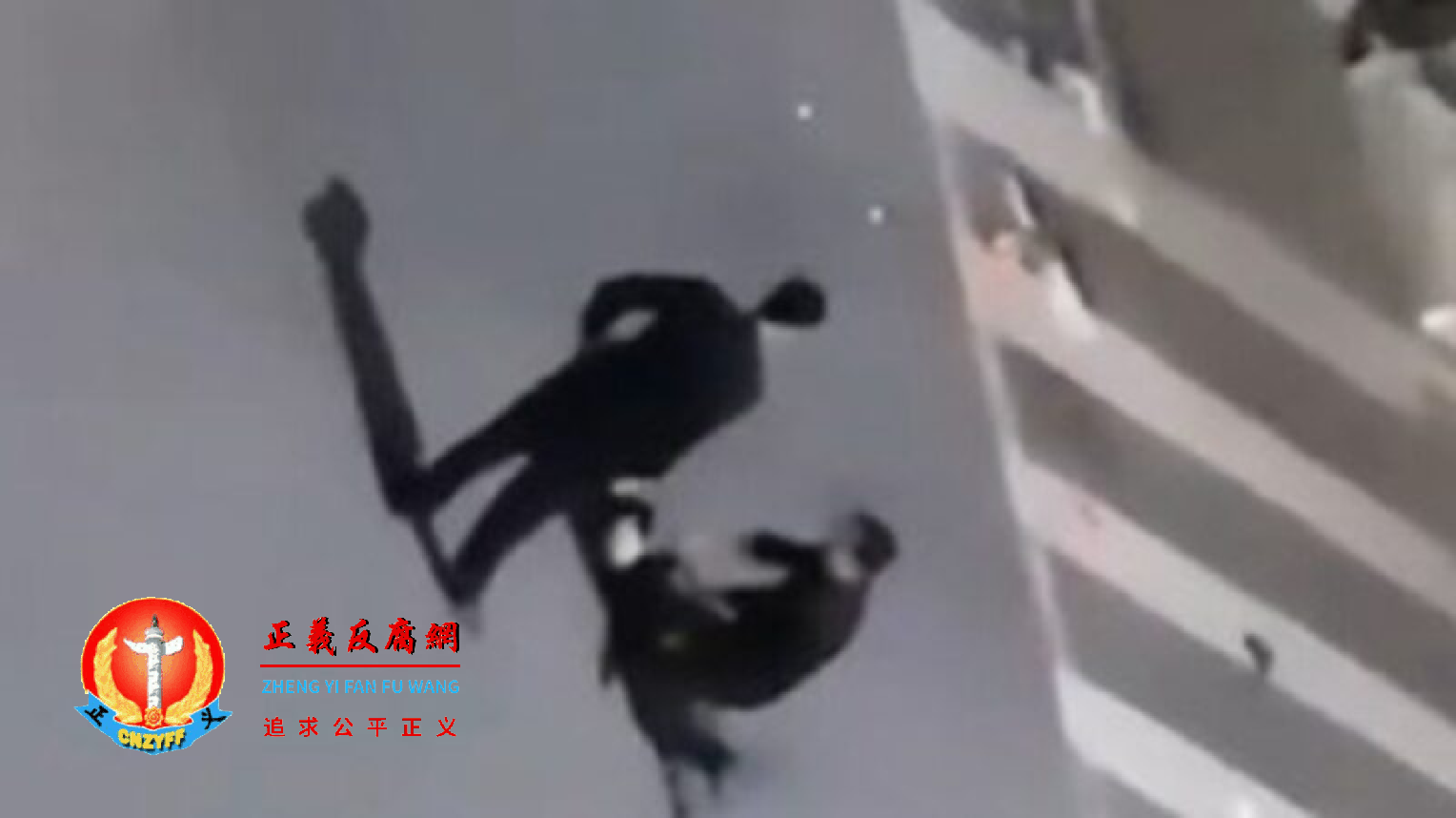 2023年3月19日晚，广西玉林市博白县凤山中学一学生因点外卖，被校务人员按倒在地训斥。.png