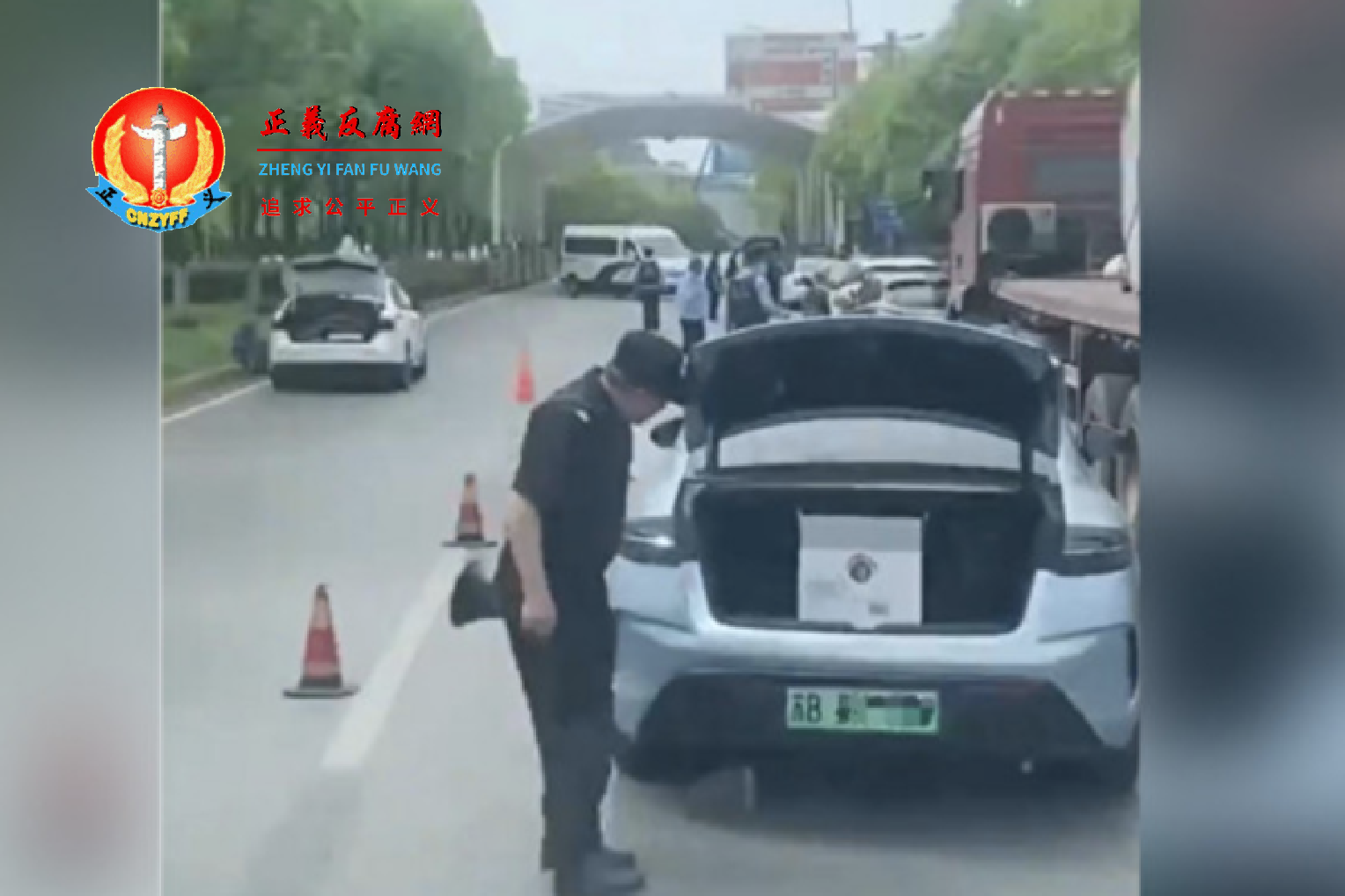 2023年5月4日，江苏无锡江阴市发生一起枪击事件，嫌疑人持枪逃离现场，当地警方正在追捕。图为警方设置路障检查车辆。.png