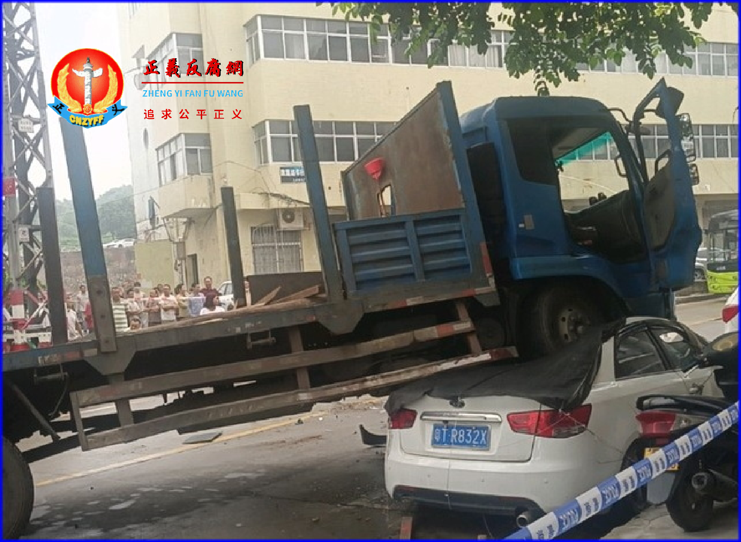 2023年5月12日，广东中山市大涌镇街上一名男子开铲车冲撞路边车辆与行人，造成多人死伤。..png