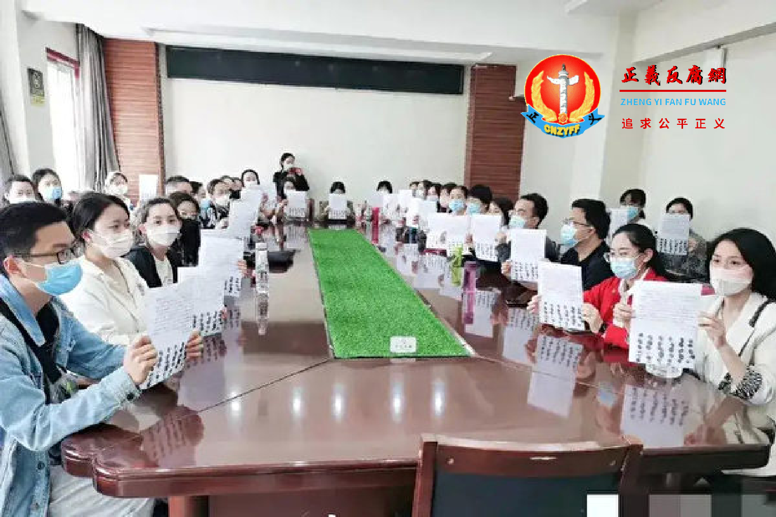 传河南三门峡市34名教师在教育局集体举白纸绝食抗议，引发网民评论如潮