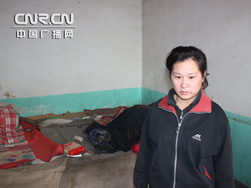 翟军保的妹妹带记者看哥哥生前住的屋子.jpg