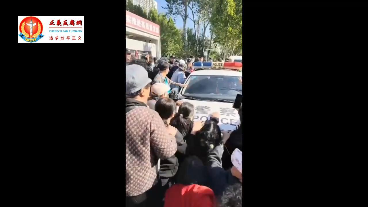 10月13日,河北省秦皇岛市海港区西盐务村上百名村民,汇聚在海港区政府门前表达诉求,警方抓捕了四名维权村民,引发村民抗议。.jpg 10月13日,河北省秦皇岛市海港区西盐务村上百名村民,汇聚在海港区政府门前表达诉求,警方抓捕了四名维权村民,引发村民抗议。.jpg