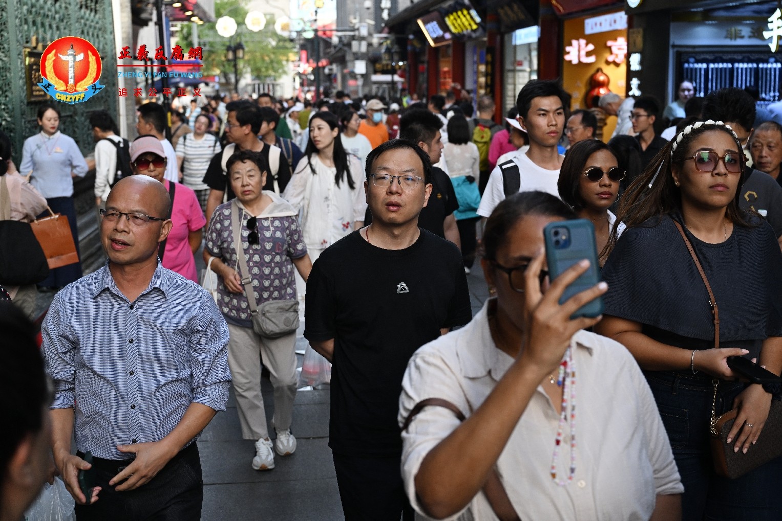 图为2026年9月27日，中国北京，民众走在旅游区巷道内。.jpg