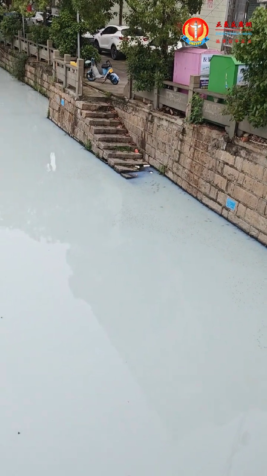 大典下河变成“牛奶河”。.jpg